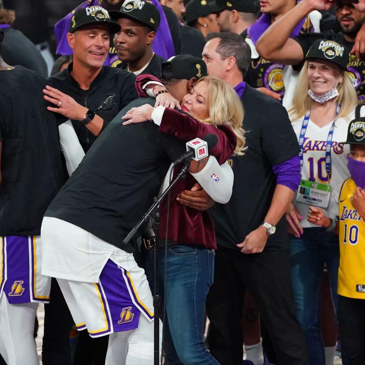 黄金甲体育官网-闹掰了!珍妮不满詹姆斯七大原因揭秘,湖人会交易老詹吗?