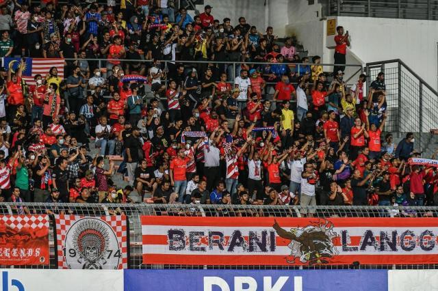 黄金甲体育-这里的足球很纯粹!和体坛嘉宾一起体验亚联杯气氛