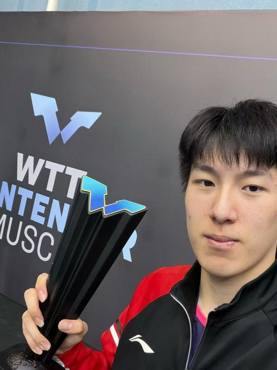 黄金甲体育-19岁温瑞博首夺成人赛冠军，该重新定义国乒“小将”这个词了|决赛|马斯喀特|乒乓球|少年|奖杯_新浪体育_新浪新闻