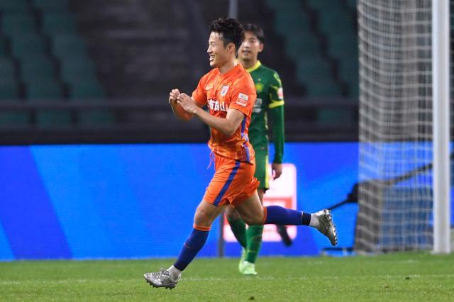 黄金甲体育-孙准浩战前誓言双冠：再拿1座奖杯 与郝伟形同父子