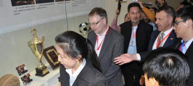 黄金甲体育官网-机不可失!万国群星开卖著名画作 教你如何画梅西